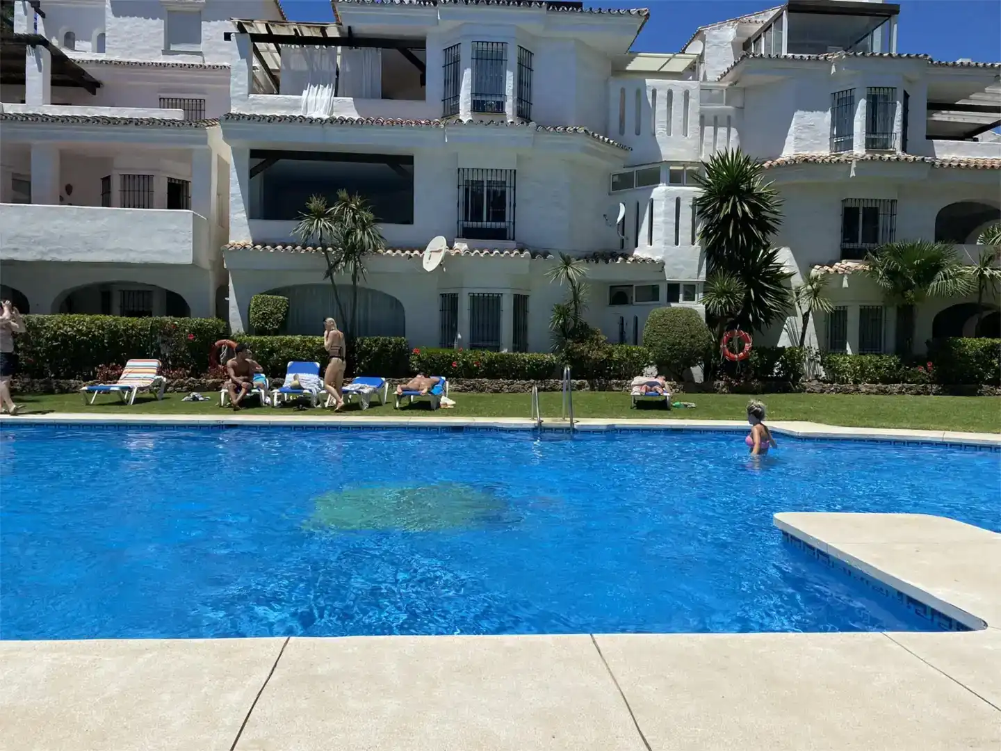 Schwimmbecken von Erdgeschoss zur Miete in Marbella mit Klimaanlage und Schwimmbad
