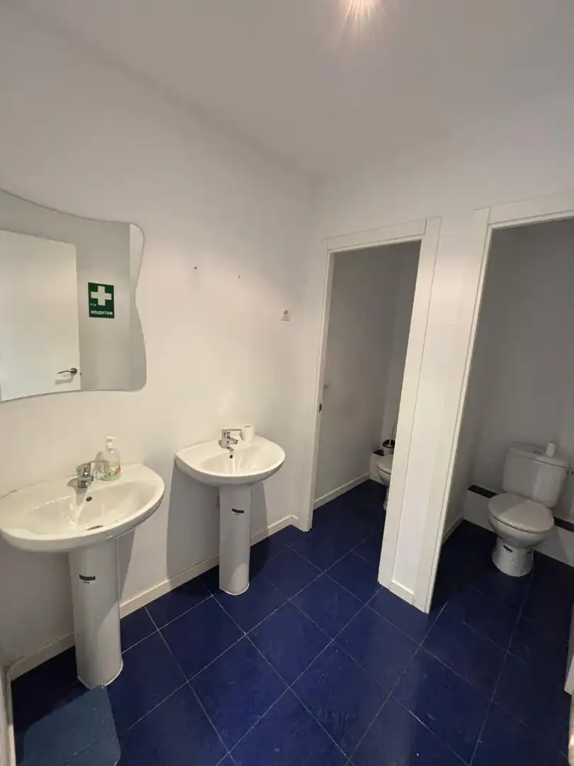 Badezimmer von Büro zur Miete in Madrid mit Klimaanlage und Möbliert