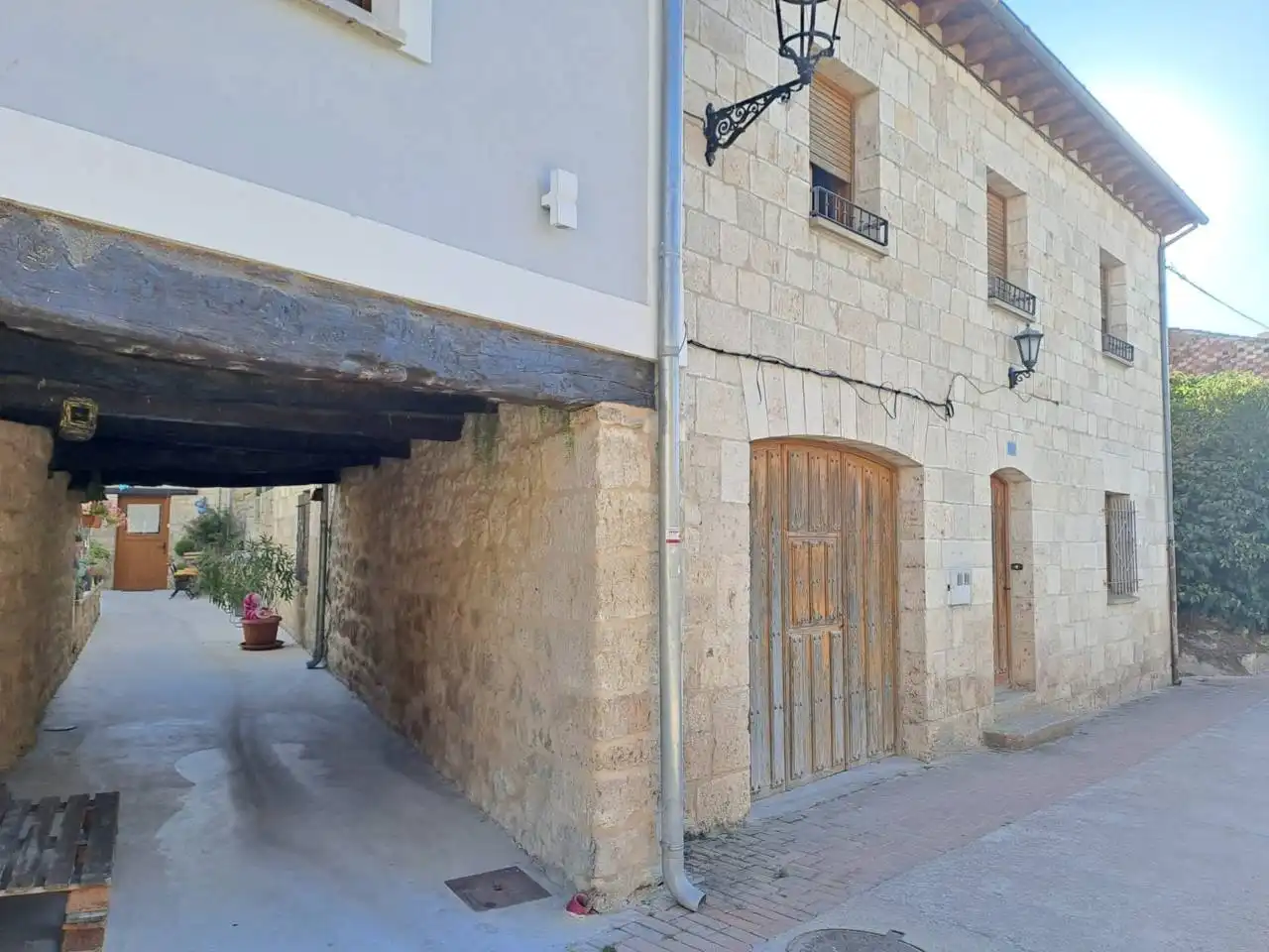 Vista exterior de Casa o xalet en venda en Hontanas amb Calefacció, Jardí privat i Terrassa