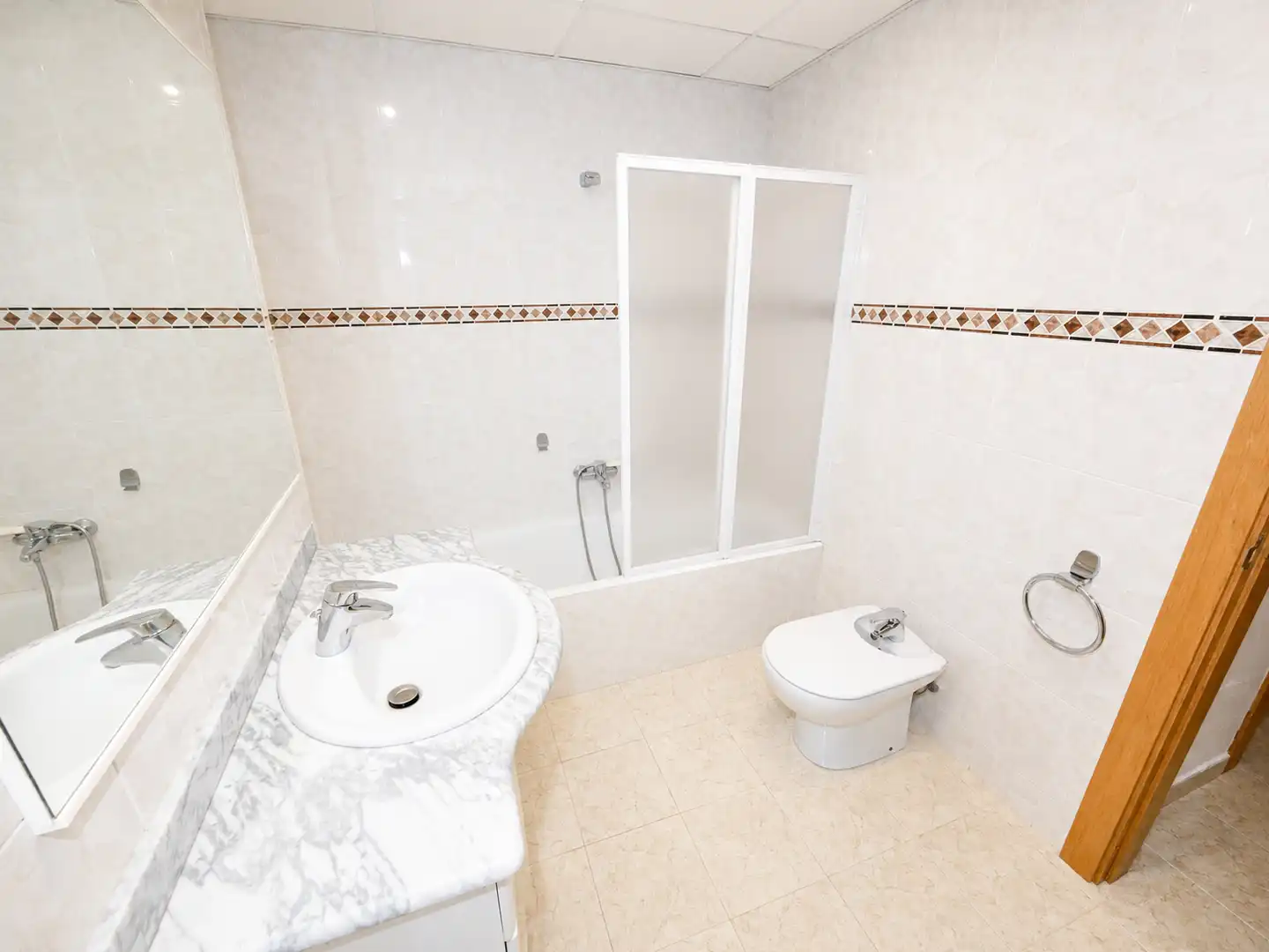 Baño de Piso de alquiler en Escaldes – Engordany con Calefacción y Terraza