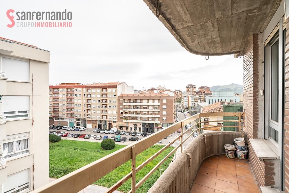 Vista exterior de Pis en venda en Torrelavega  amb Calefacció, Traster i Balcó