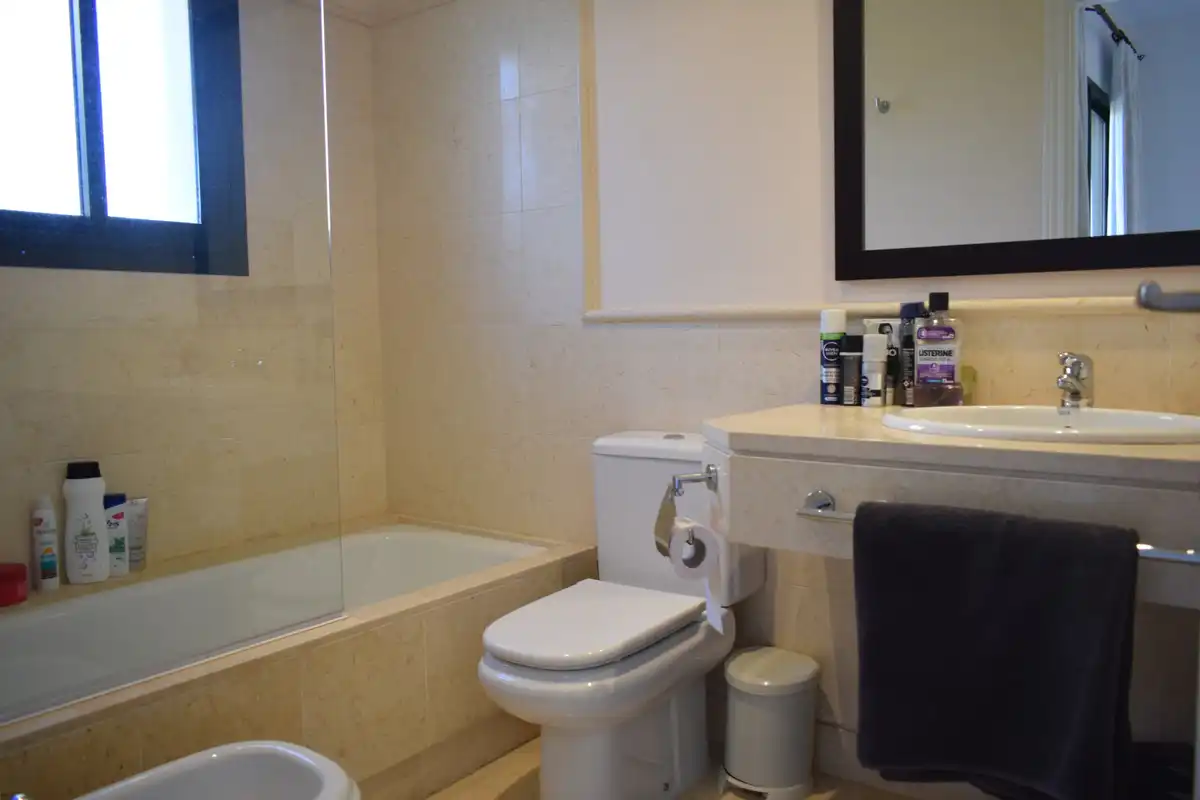 Badezimmer von Wohnungen zur Miete in Benahavís mit Klimaanlage, Möbliert und Fernseher