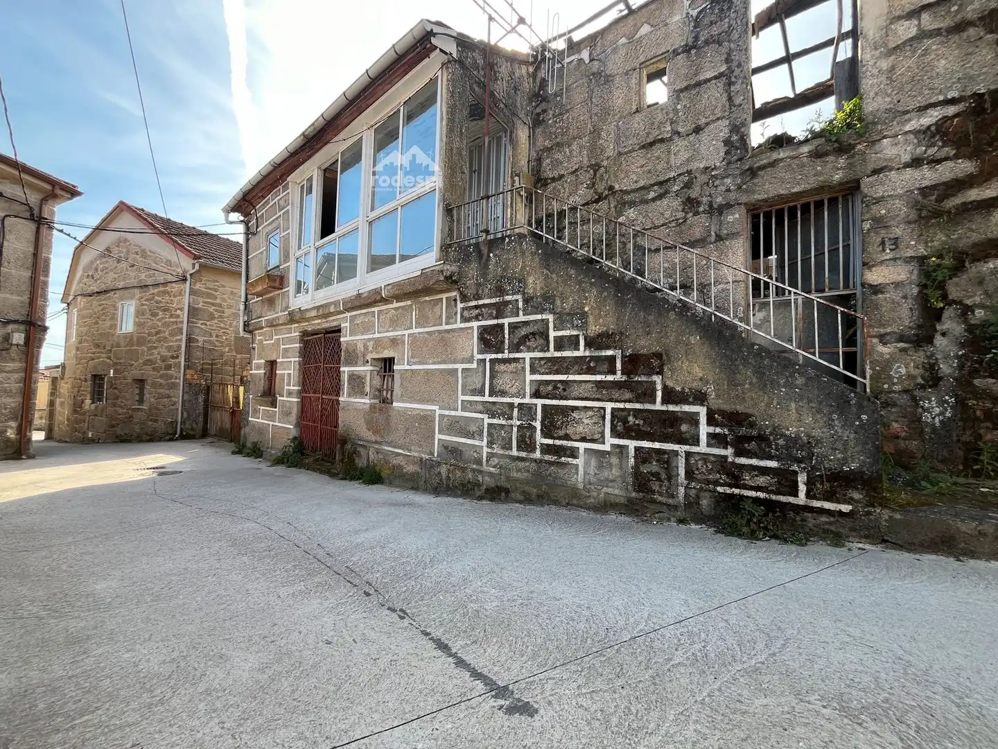 Außenansicht von Einfamilien-Reihenhaus zum Verkauf in Maside mit Möbliert