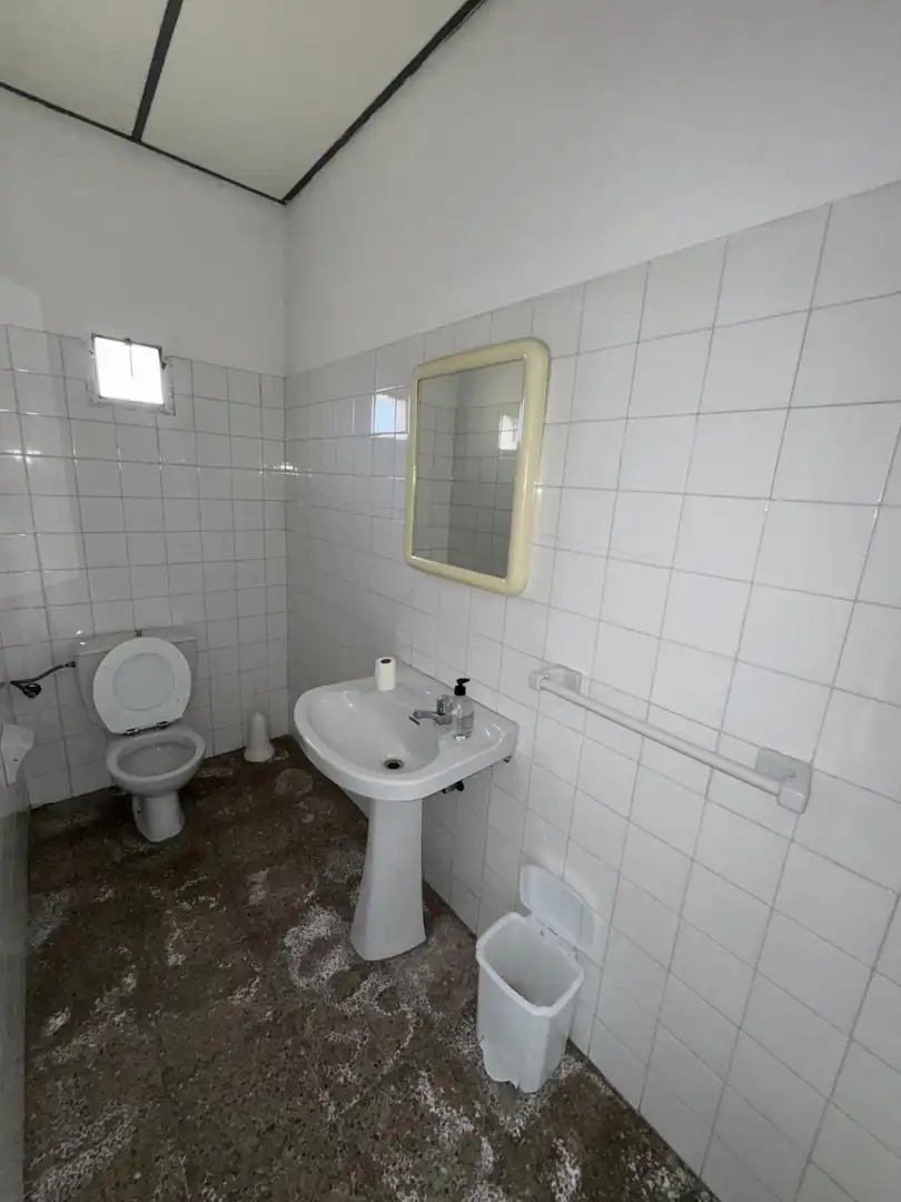 Badezimmer von Fabrikhallen zum Verkauf in Ponferrada