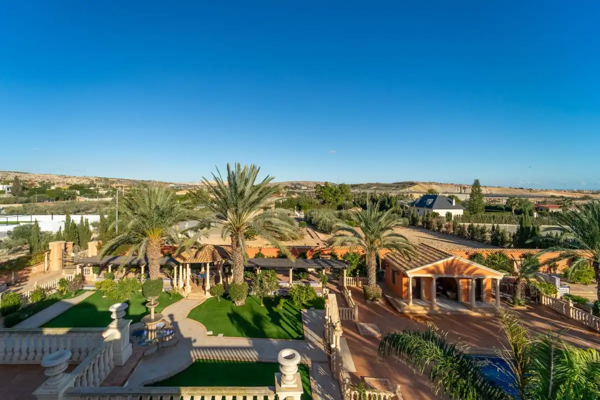 Vista exterior de Casa o xalet en venda en Elche / Elx amb Aire condicionat, Calefacció i Jardí privat