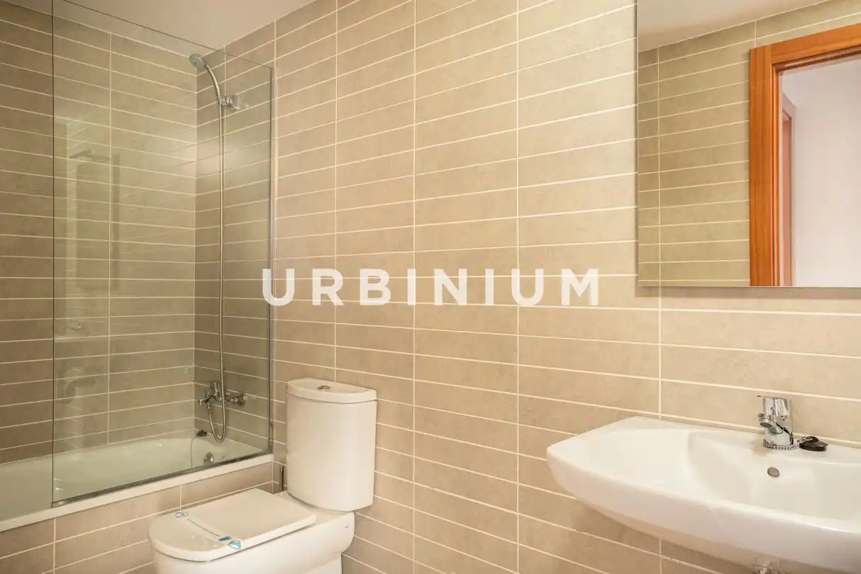 Badezimmer von Wohnungen zum Verkauf in L'Estartit mit Klimaanlage, Heizung und Terrasse