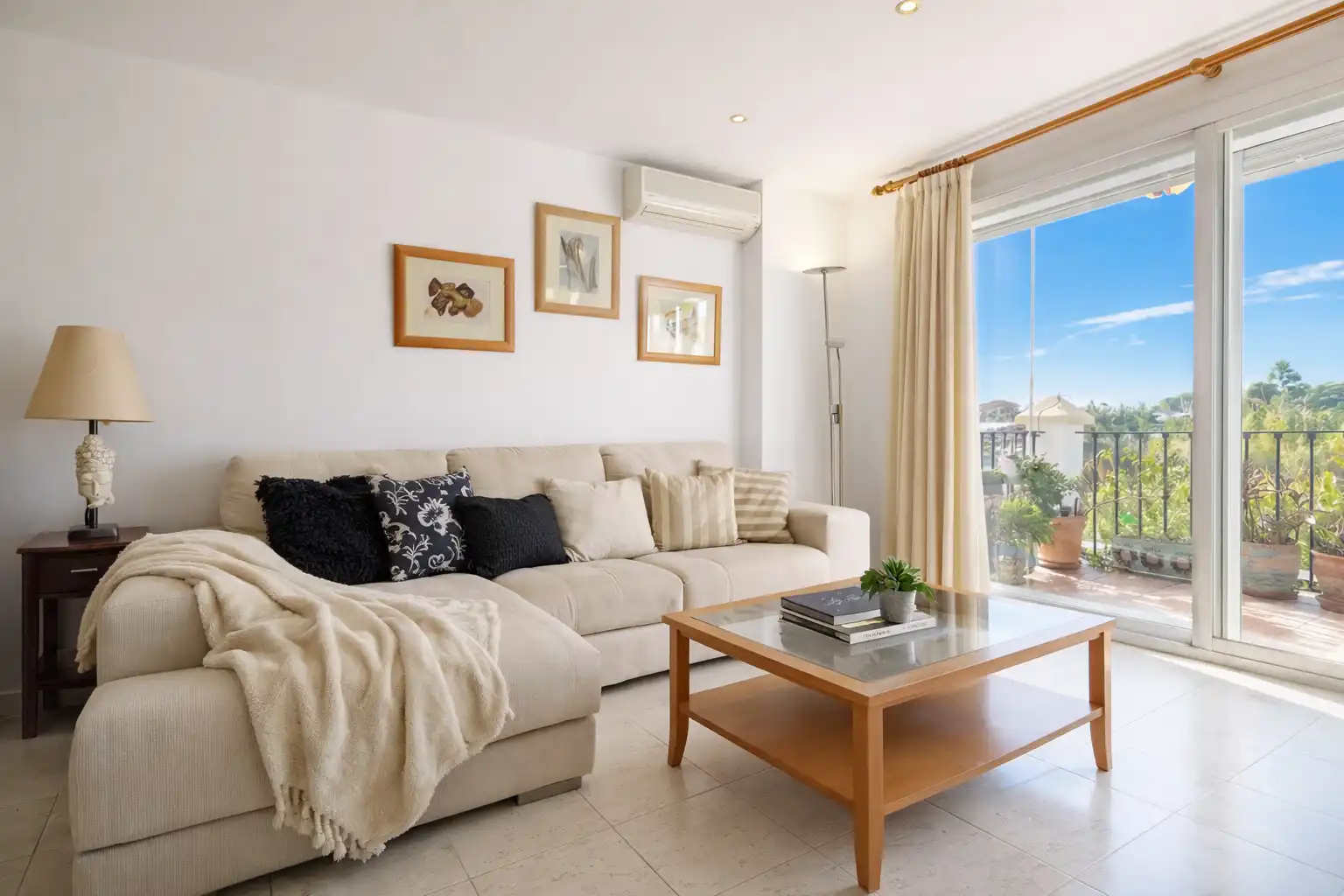 Living room of Duplex for sale in Estepona  with Air Conditioner, Terrace and Jacuzzi