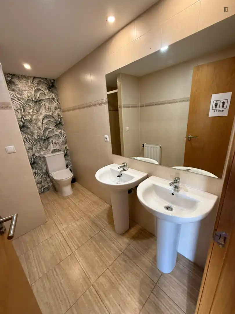 Bathroom of Apartments for share in Las Castañeras - Bulevar