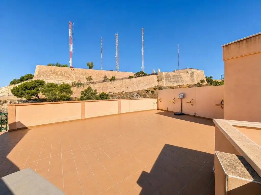 Terrasse von Dachboden zur Miete in Alicante / Alacant mit Terrasse, Abstellraum und Möbliert