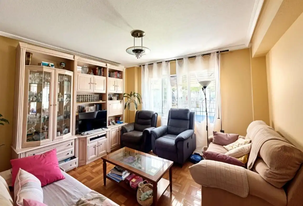 Living room of Flat for sale in Madrid  with Air Conditioner, Heating and Parquet flooring