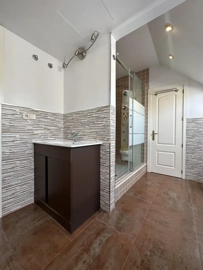 Baño de Casa o chalet en venta en Boadilla del Monte con Aire acondicionado, Jardín privado y Trastero