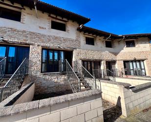 Vista exterior de Casa adosada en venda en Aguilar de Campoo amb Calefacció, Parquet i Moblat