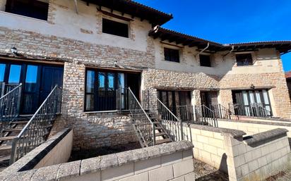 Vista exterior de Casa adosada en venda en Aguilar de Campoo amb Calefacció, Parquet i Moblat