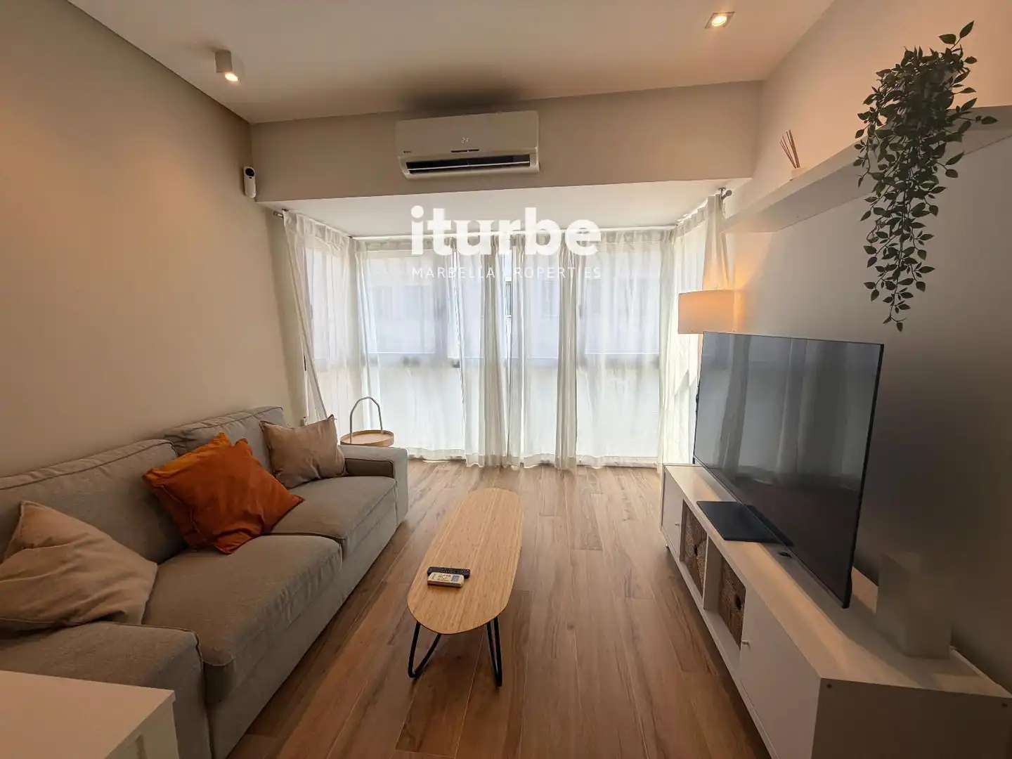 Living room of Flat for rent in Madrid  with Heating, Furnished and Alarm