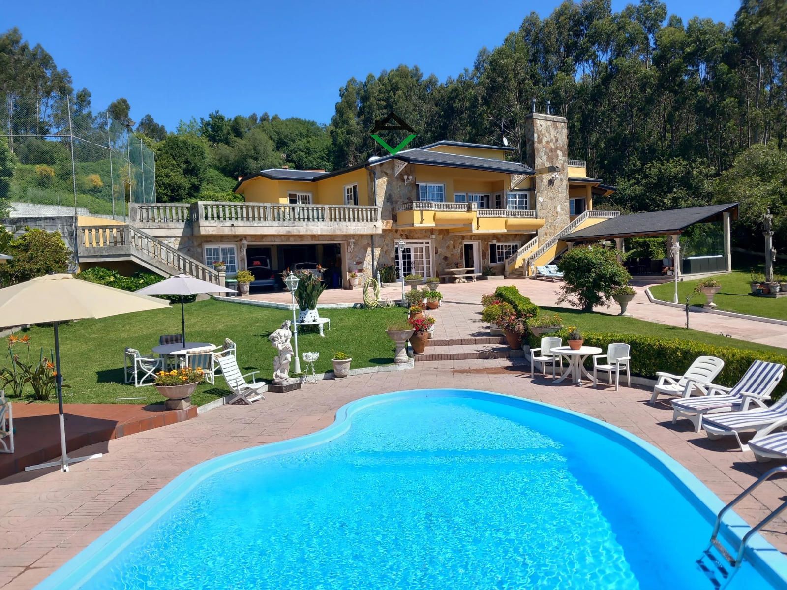 Piscina de Casa o xalet en venda en Cangas  amb Calefacció, Terrassa i Traster