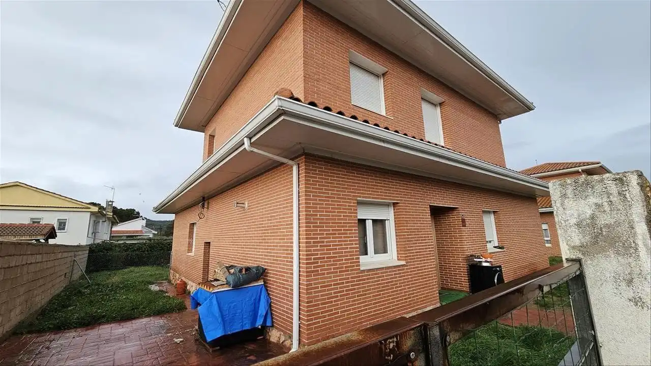 Außenansicht von Haus oder Chalet zum Verkauf in Pelayos de la Presa