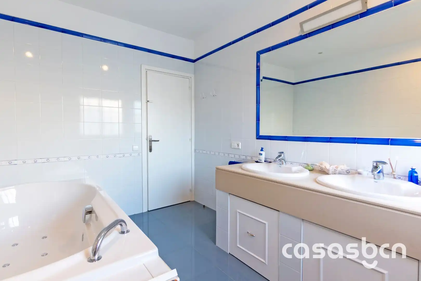 Bathroom of Houses for sale in Castelldefels  with Air Conditioner, Heating and Private garden