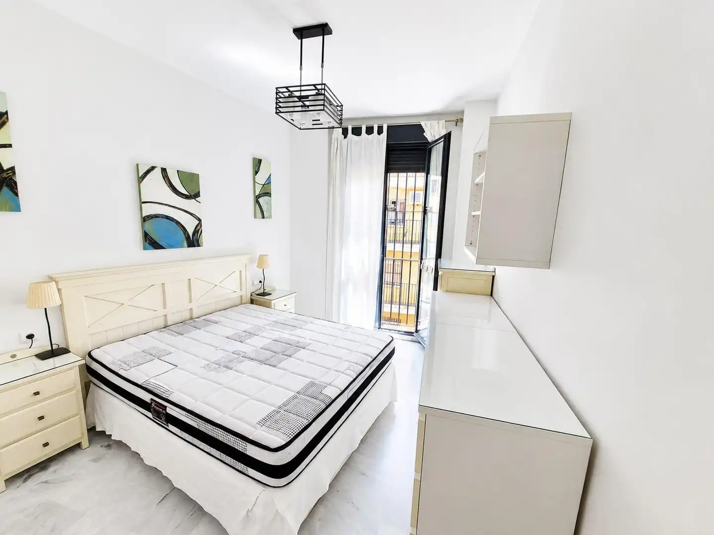 Schlafzimmer von Wohnungen zur Miete in Sevilla mit Klimaanlage, Heizung und Balkon