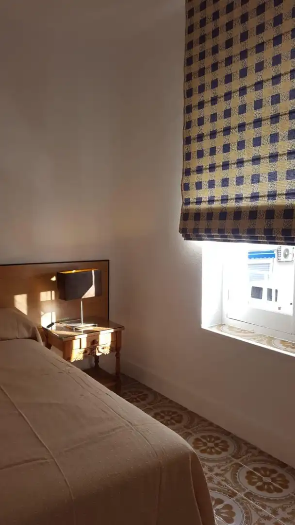 Dormitori de Pis de lloguer en Granada amb Aire condicionat i Moblat