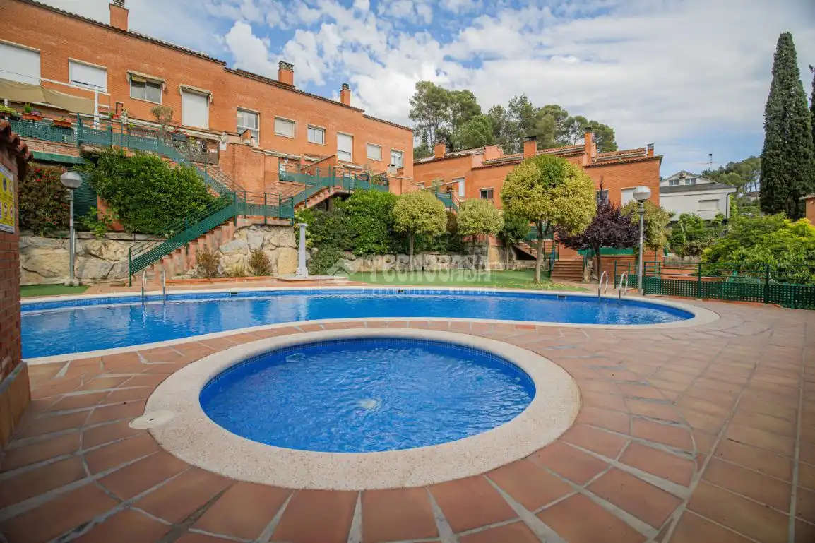 Schwimmbecken von Einfamilien-Reihenhaus zum Verkauf in Terrassa mit Klimaanlage, Heizung und Terrasse