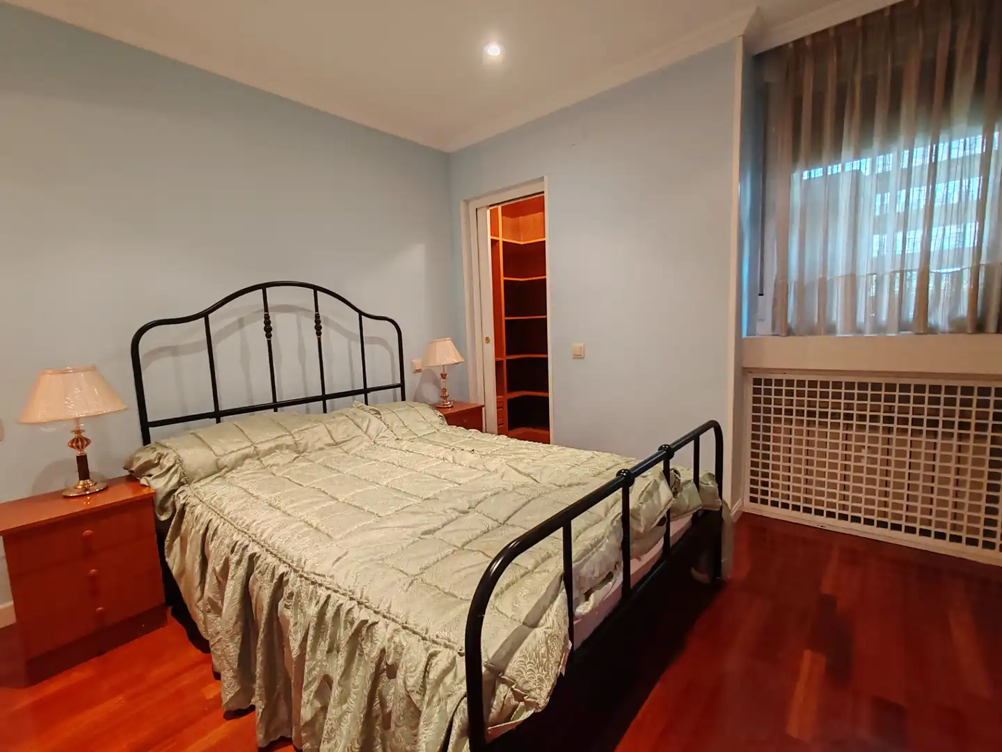 Schlafzimmer von Wohnung zur Miete in Madrid mit Klimaanlage, Parkett und Möbliert