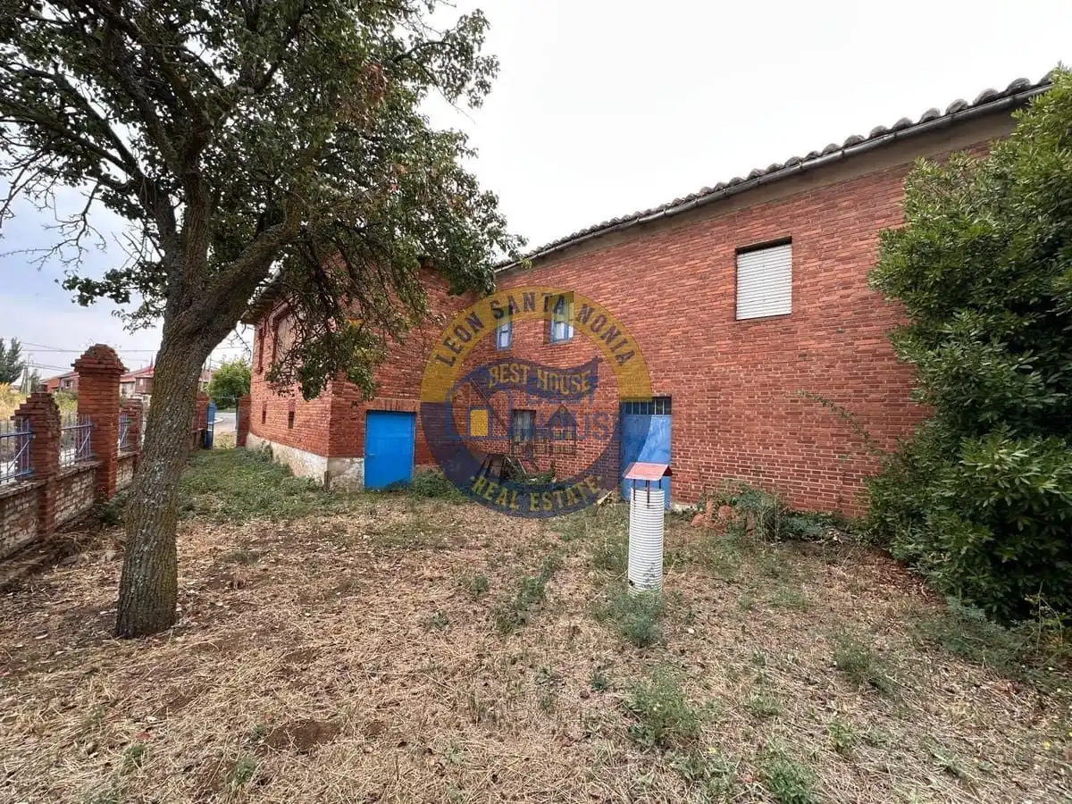 Vista exterior de Casa o chalet en venta en León Capital  con Jardín privado