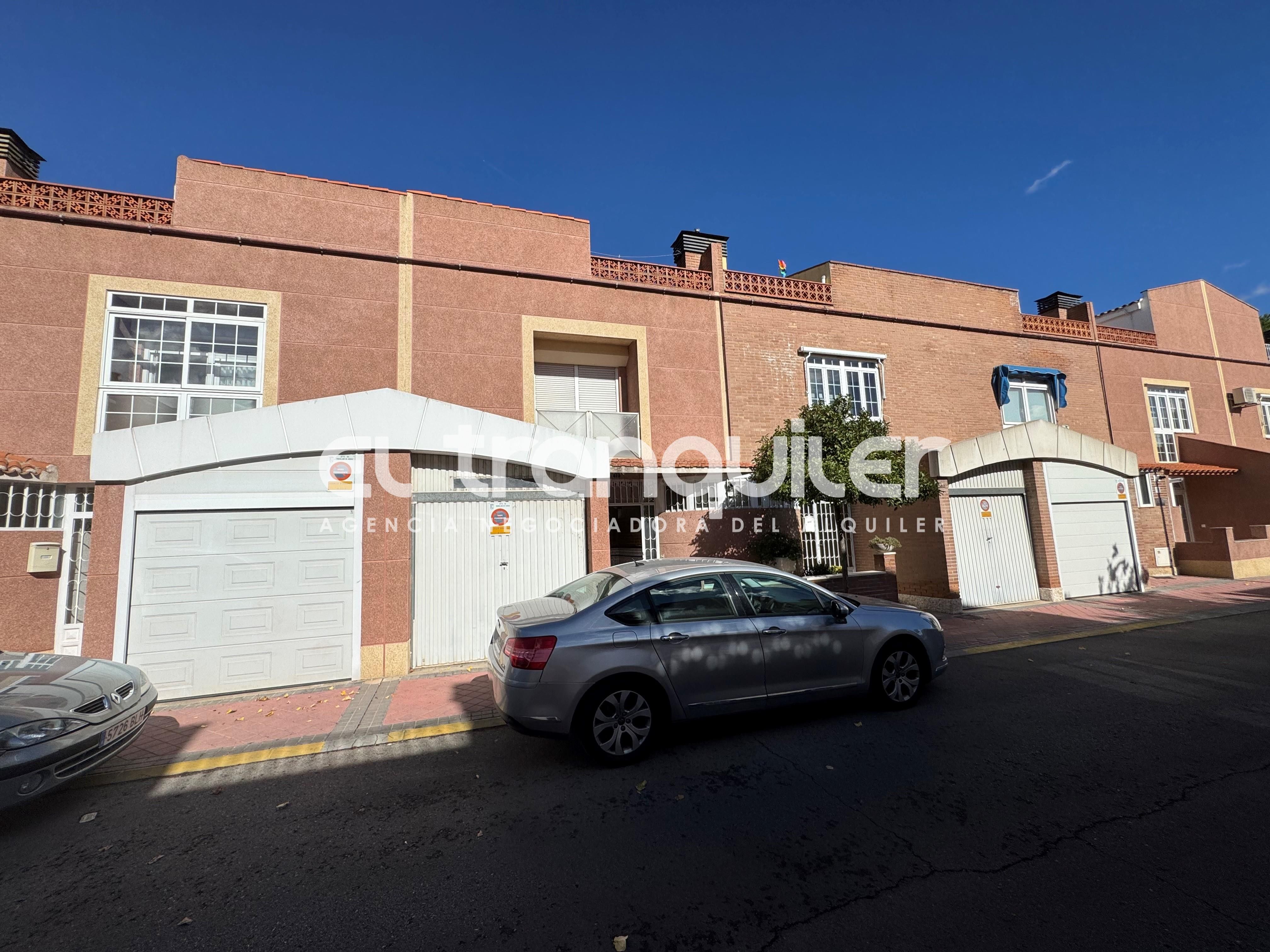 Exterior view of Single-family semi-detached for sale in Torrejón de Ardoz  with Storage room, Swimming Pool and Furnished