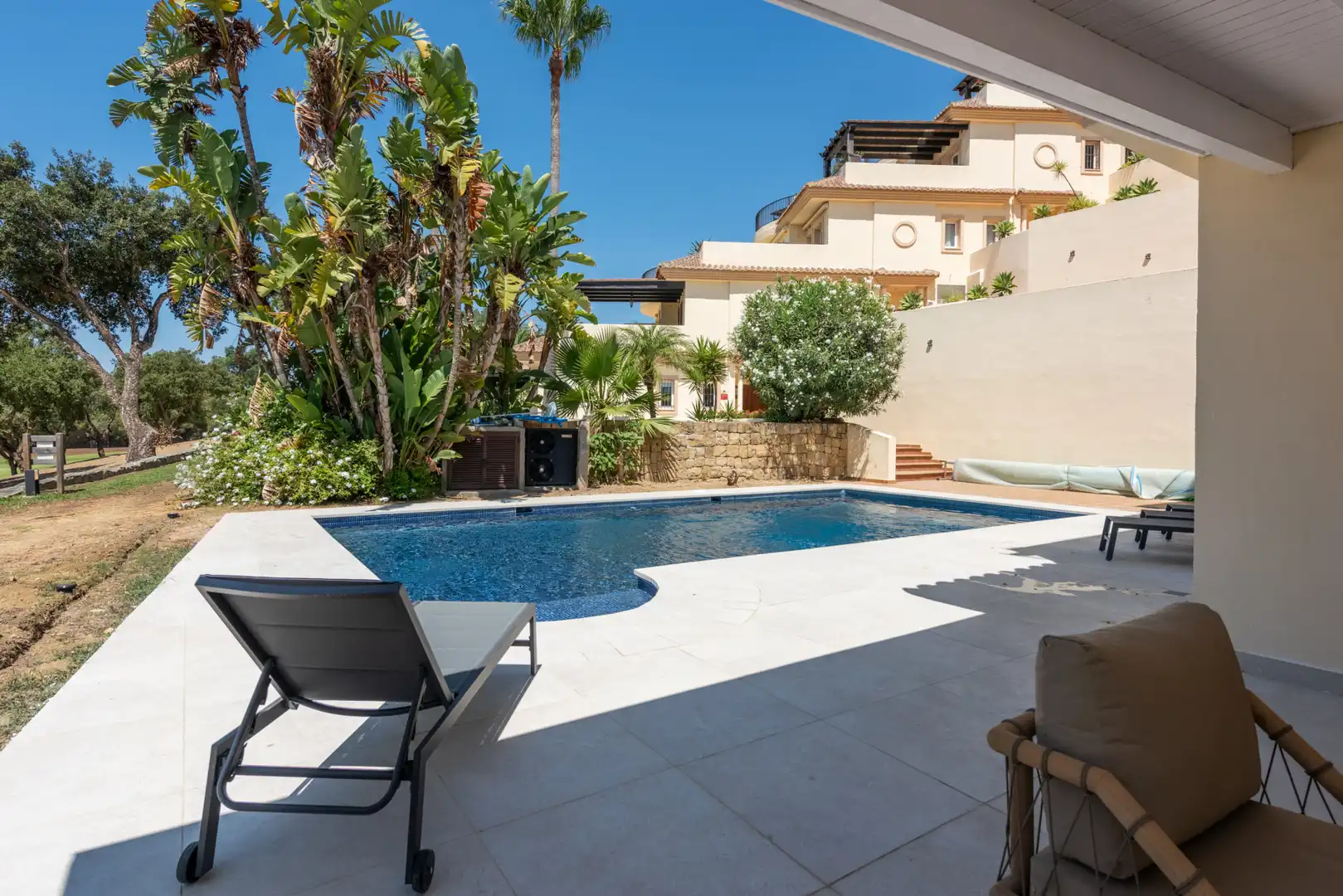 Schwimmbecken von Erdgeschoss zum Verkauf in Sotogrande mit Klimaanlage, Privatgarten und Terrasse