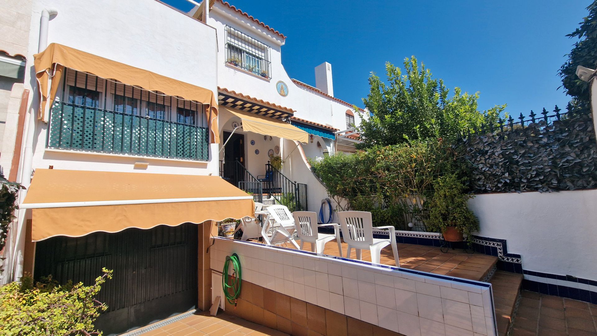 Exterior view of Single-family semi-detached for sale in Mairena del Aljarafe  with Air Conditioner and Community pool