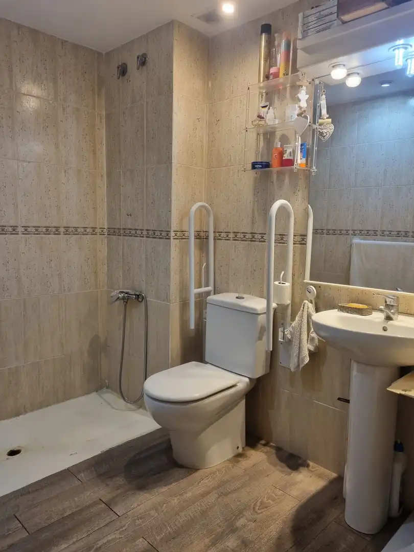 Badezimmer von Wohnung zum Verkauf in Badalona mit Klimaanlage und Heizung
