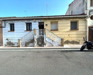 Exterior view of Single-family semi-detached for sale in Fuentes de Ebro  with Air Conditioner and Terrace