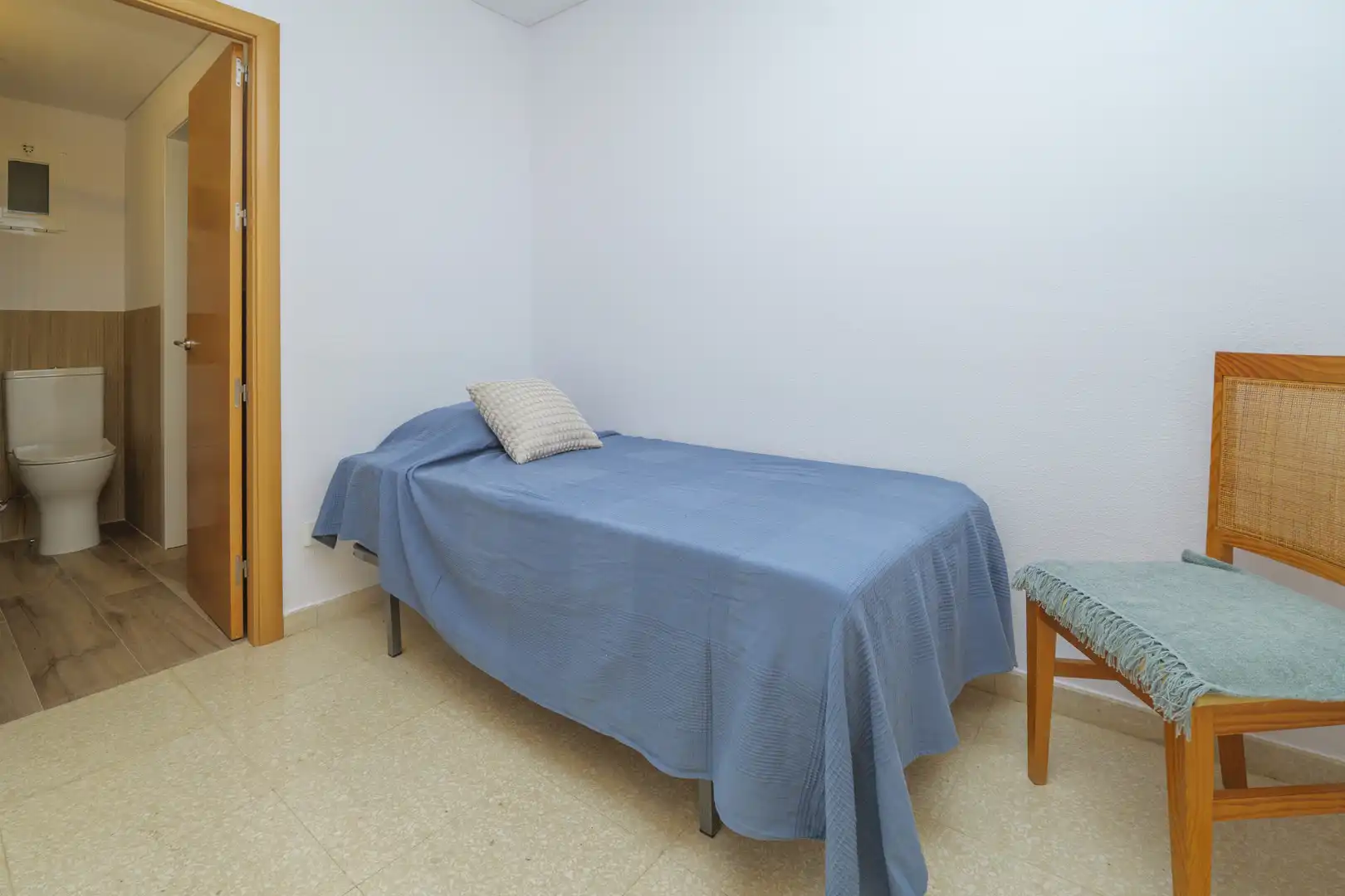 Habitación de Apartamento en venta en Torremolinos con Aire acondicionado, Terraza y Amueblado