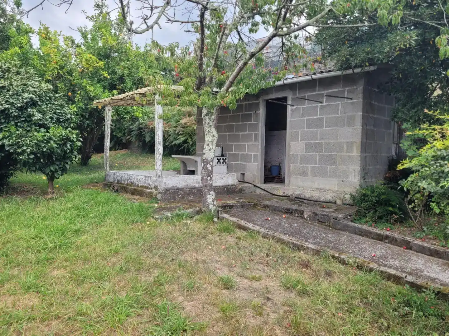 Casa adosada en venda en Neda amb Balcó