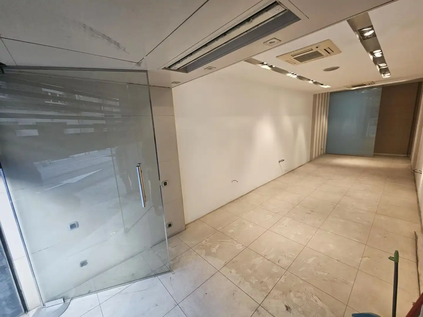 Local comercial de lloguer a San vicente 59, imagen 2