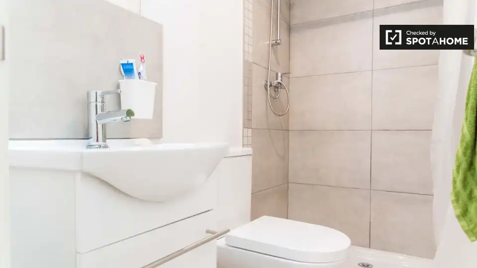 Badezimmer von Wohnung zur Miete in Burjassot mit Klimaanlage, Heizung und Möbliert