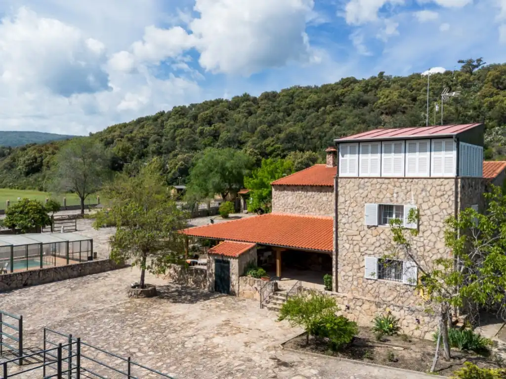 Vista exterior de Casa o chalet en venta en Espinoso del Rey con Terraza, Piscina y Amueblado