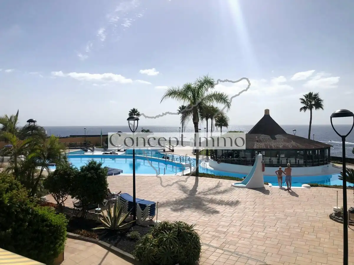 Vista exterior de Piso en venta en Arona con Terraza, Alarma y Piscina comunitaria
