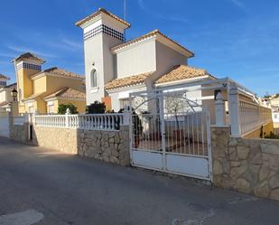Vista exterior de Casa o xalet de lloguer en Orihuela amb Calefacció, Jardí privat i Terrassa