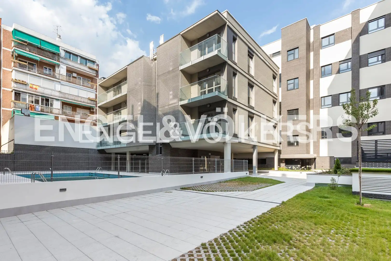 Vista exterior de Àtic de lloguer en Madrid amb Aire condicionat, Calefacció i Jardí privat