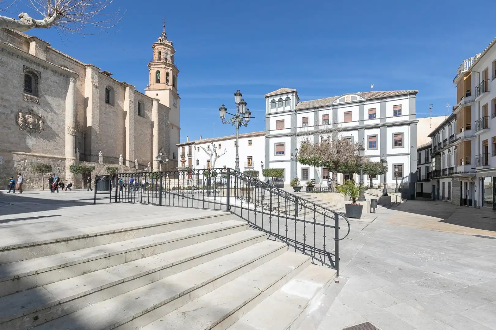 Vista exterior de Edificio en venta en Baza