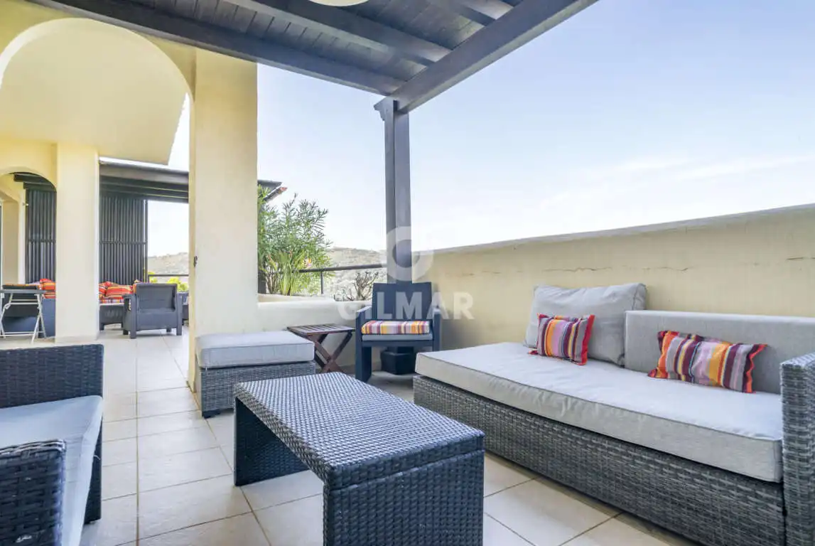 Terrasse von Maisonette zum Verkauf in Sotogrande mit Heizung, Abstellraum und Schwimmbad