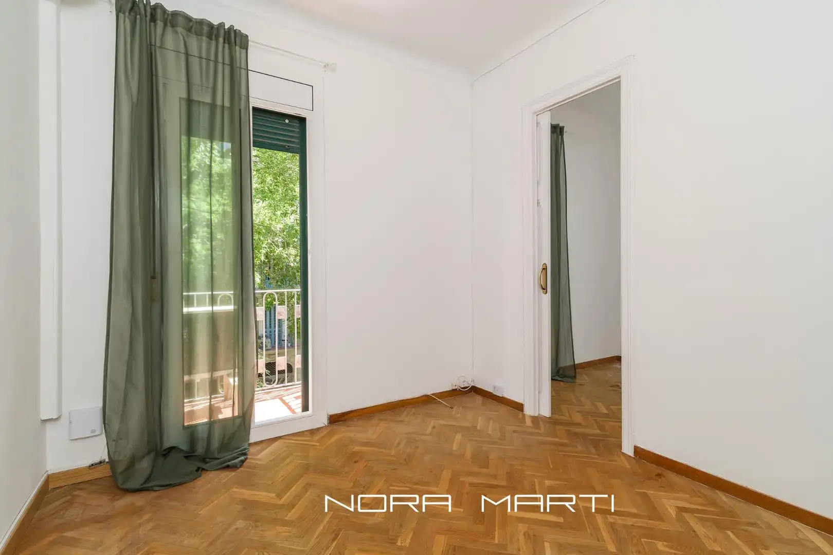 Schlafzimmer von Wohnung zum Verkauf in Barcelona mit Klimaanlage, Parkett und Terrasse
