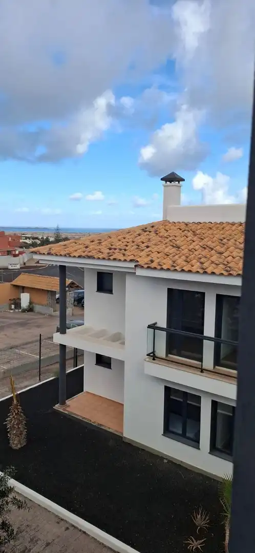 Vista exterior de Apartament en venda en La Oliva amb Terrassa i Piscina comunitària