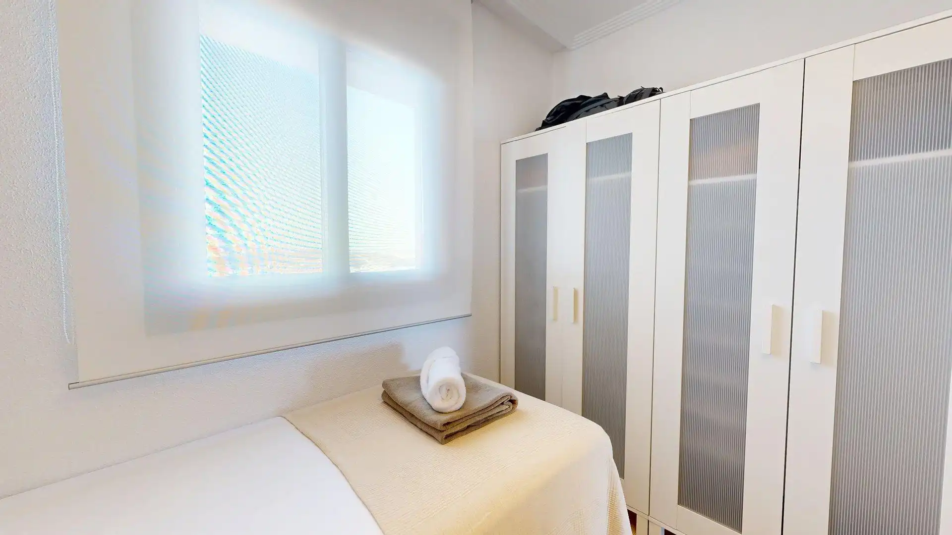 Habitación de Apartamento de alquiler en Elche / Elx con Aire acondicionado, Calefacción y Jardín privado