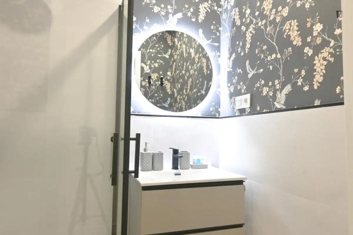 Badezimmer von Wohnungen zur Miete in Madrid mit Klimaanlage, Heizung und Möbliert