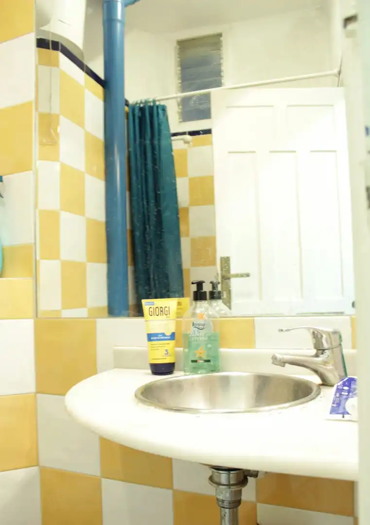 Bathroom of Flat for share in Sevilla  with Furnished, Washing machine and TV