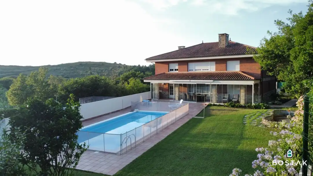 Piscina de Casa o xalet en venda en Barrika amb Calefacció, Jardí privat i Terrassa