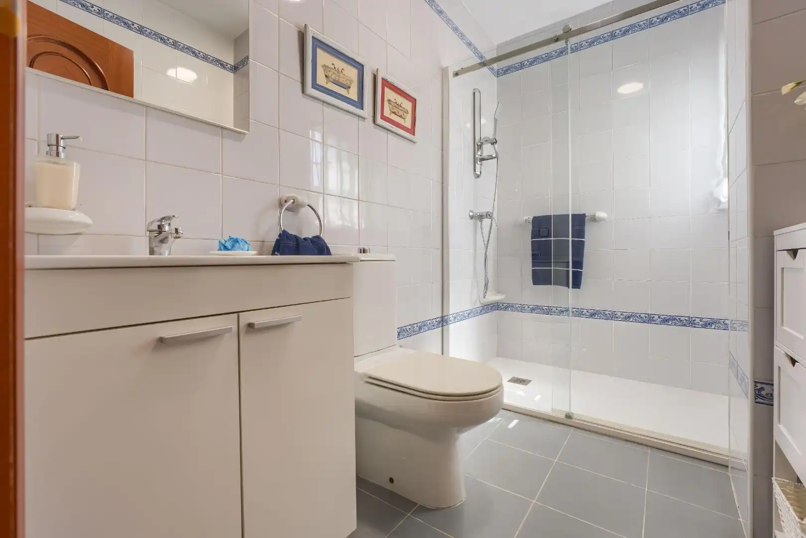 Bathroom of Houses for sale in Tomares  with Air Conditioner, Heating and Private garden