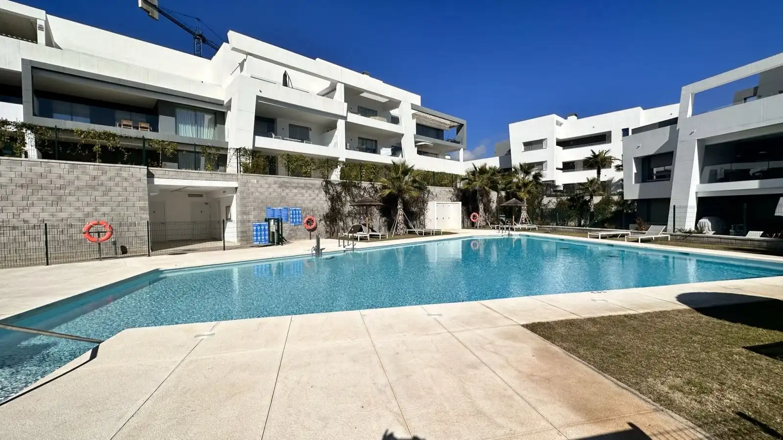 Piscina de Piso de alquiler en Estepona con Aire acondicionado, Terraza y Amueblado