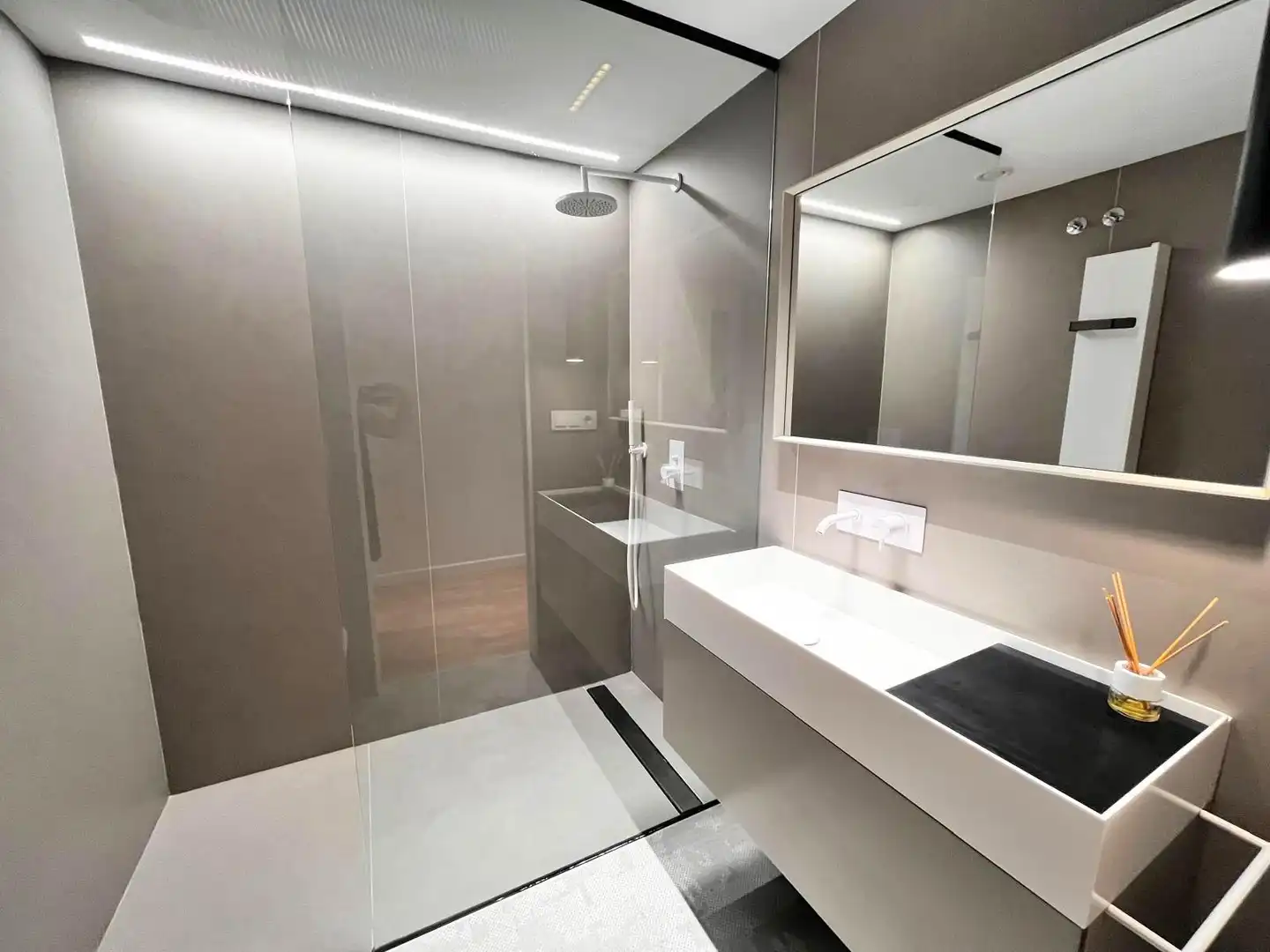 Baño de Piso de alquiler en Benidorm con Aire acondicionado, Calefacción y Jardín privado